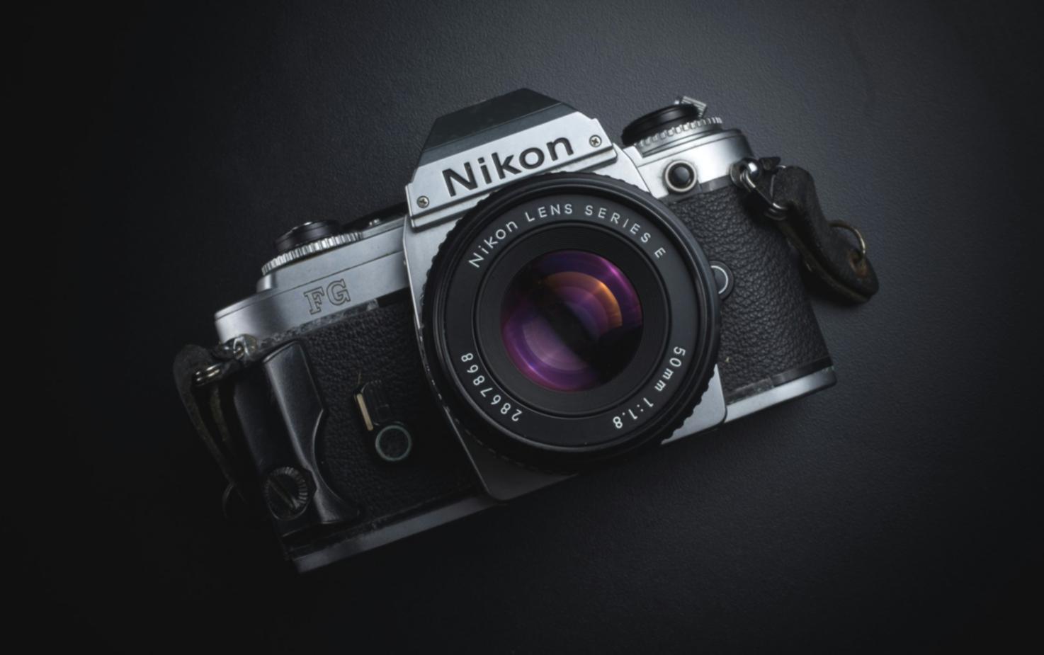 Editor profesional trabajando en sala de postproducción