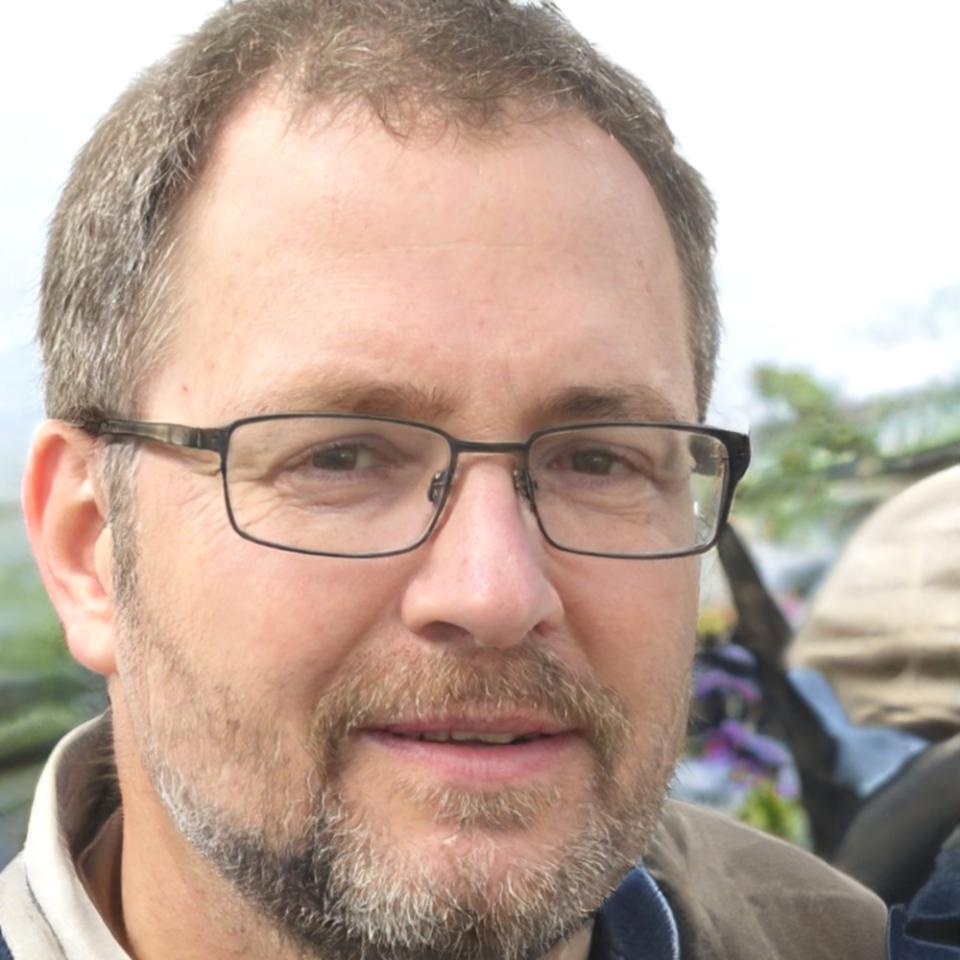 Editor profesional revisando timeline